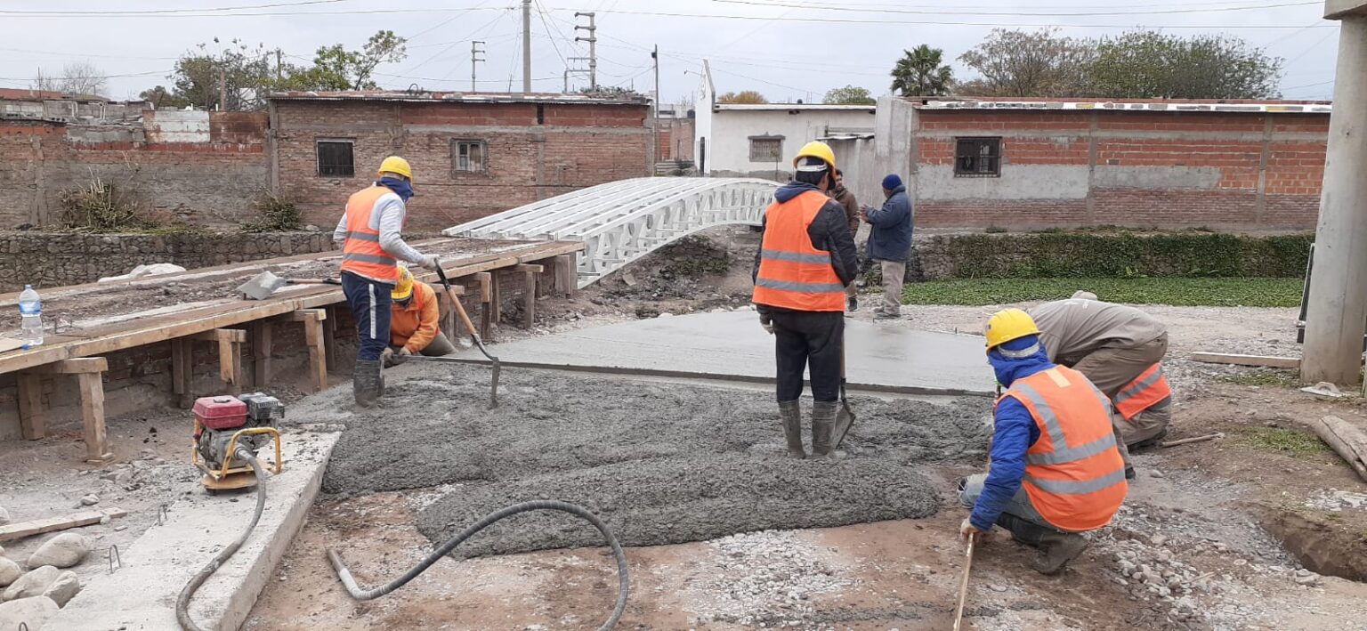 El paseo y pasarela peatonal sobre el canal Tinkunaku presenta un avance del 60 %