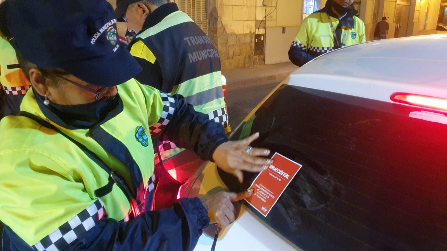Se retuvieron 11 vehículos y 2 motocicletas durante operativos nocturnos realizados en la ciudad