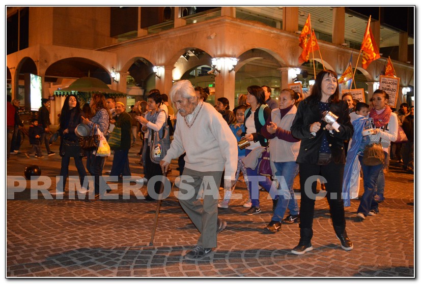 Ejemplo de lucha/ Un abuelo marchó y pide a legisladores y funcionarios que paren de ir contra el pueblo