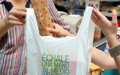 El Municipio  autorizó y Provincia apaña la venta ilegal de  bolsas en los súper
