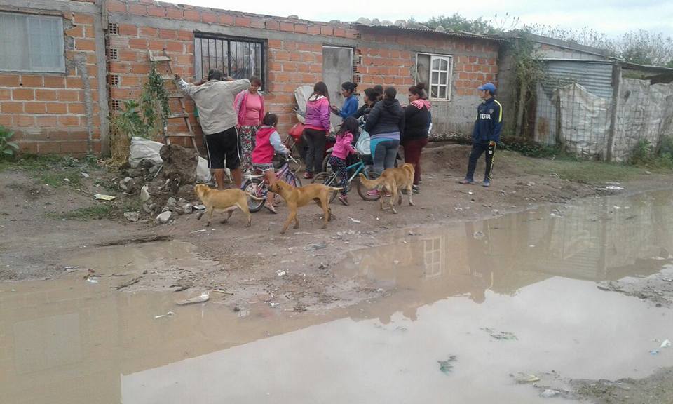 Repudiable/ El temporal destrozó sus hogares y en la Cooperadora Asistencial están de campaña 