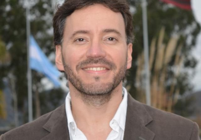 Más tarde que temprano, se le cayó la careta  