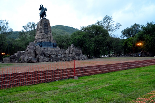 La Municipalidad trabaja en el embellecimiento del monumento a Güemes