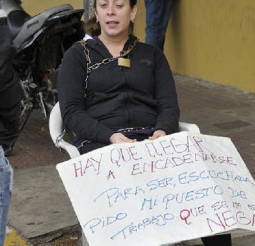 Se encadenó para recuperar a su hijo